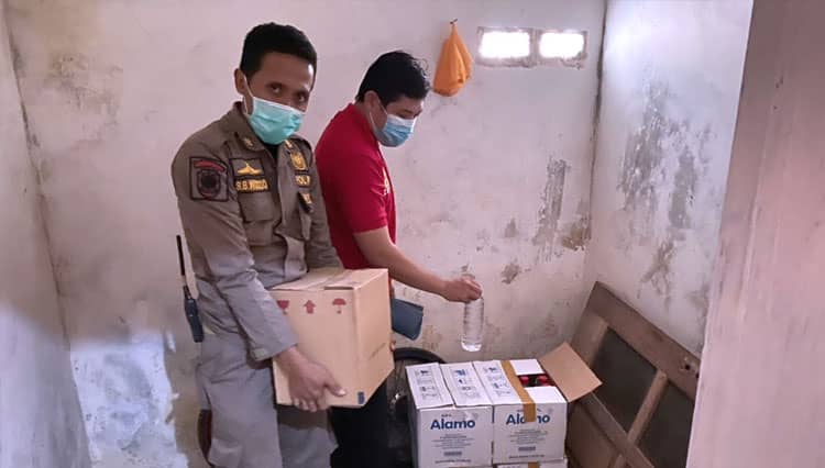 Polisi di Probolinggo Amankan Ratusan Botol Arak di Rumah Penjual Bandel