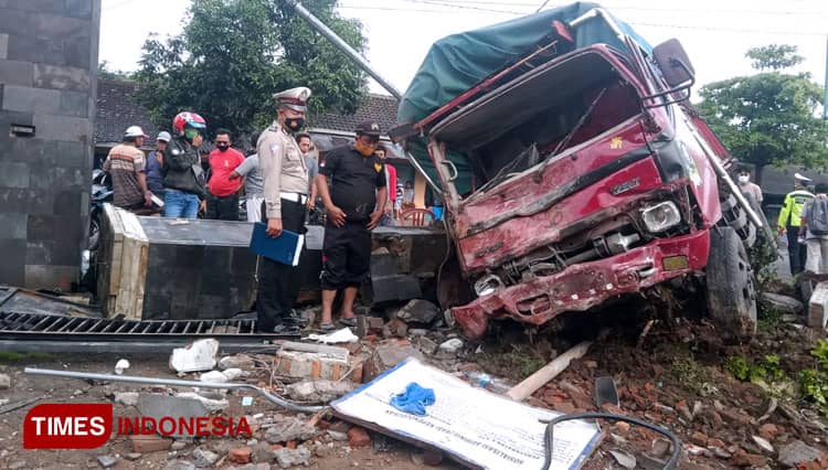 Pilu, Petugas Kebersihan di Banyuwangi Beserta Anak Tewas Ditabrak Truk