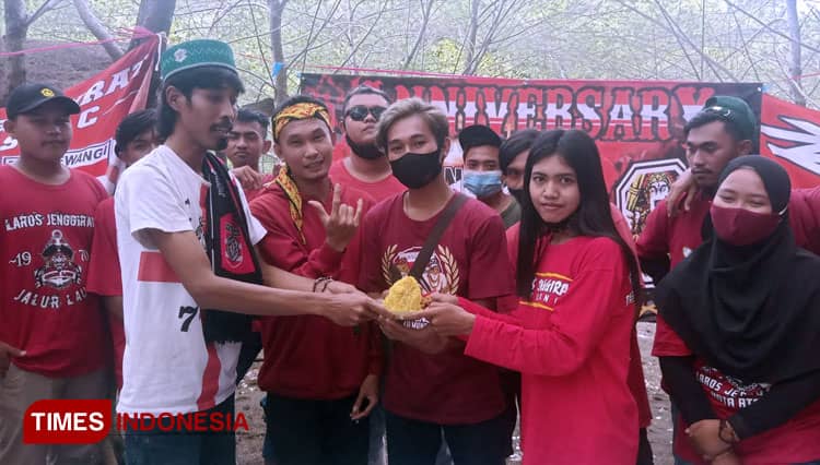 Laros Jenggirat Banyuwangi Isi Ulang Tahun Ke-18 dengan Bersih Pantai