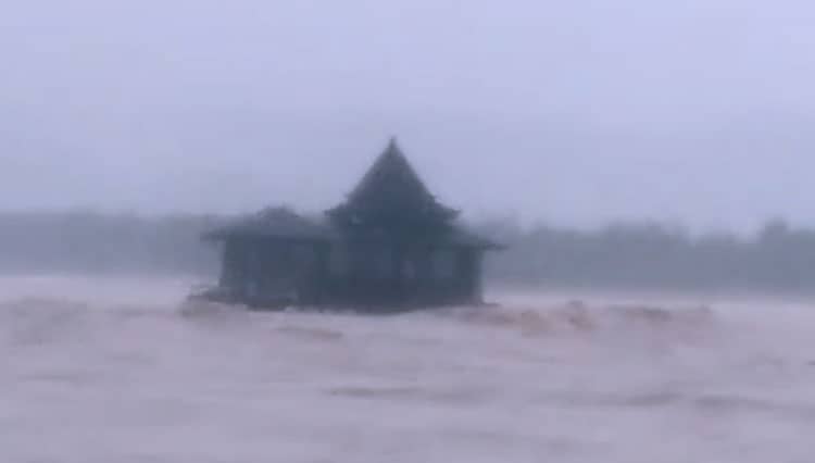 Tergerus Sungai, Masjid Apung Pancerdoor Pacitan Hanyut ke Laut