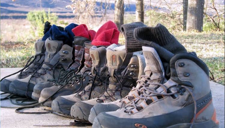 Cara Mudah Merawat Sepatu Gunung Kesayangan