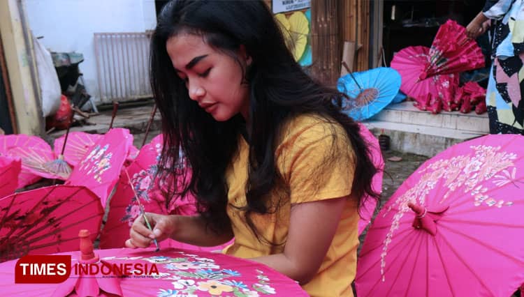 Perajin Payung Geulis Tasikmalaya Tetap Bertahan di Masa Pandemi
