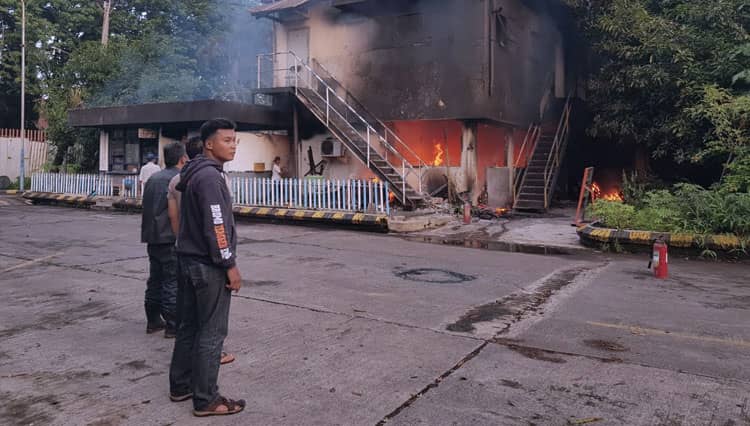 Gudang Barang Bekas Pabrik Kertas Leces Probolinggo Terbakar