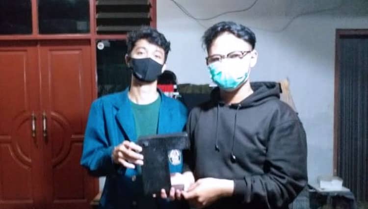Mahasiswa KKN Undip Buat Hand Sanitizer Touchless untuk Angkringan