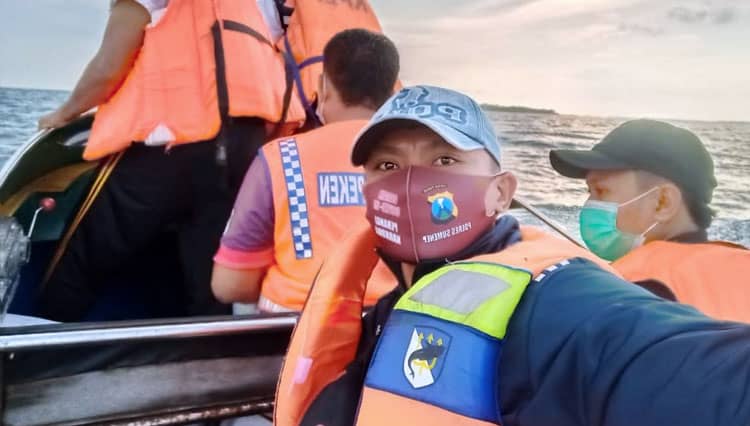 Anggota Polsek Sapeken Mencari Nelayan yang Hilang