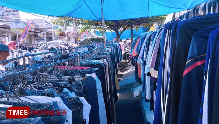 Akibat Pandemi, Penjual Pakaian Babebo di Bondowoso Harus Banting Harga