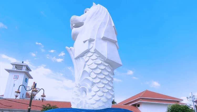 Replika Merlion di Kota Madiun Jadi Spot Foto Favorit