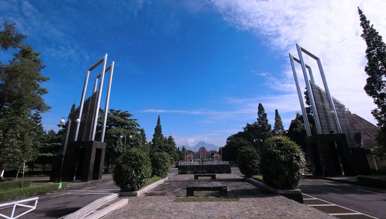 UGM Berhasil Raih Penghargaan Akuntabilitas dan Kinerja Terbaik