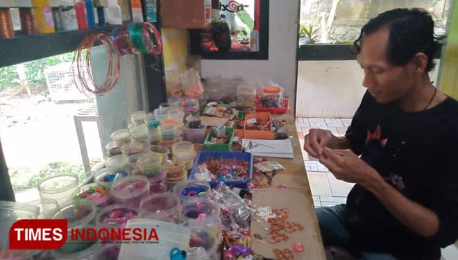 Pria di Blitar Sulap Kawat Jadi Kerajinan Tangan Indah