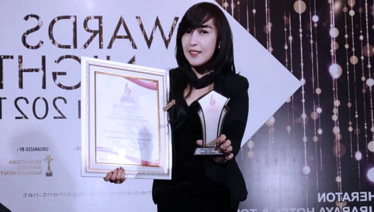 Deny Suksesti Raih Penghargaan Successful Woman Entrepreneur 2021