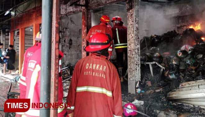 Dua Toko Helm Stasiun Kota Baru Malang Habis Terbakar