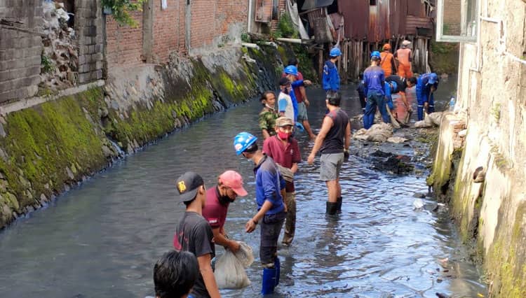 Cegah Banjir, Warga Bersama Petugas Gabungan Bersihkan Kali Nambru
