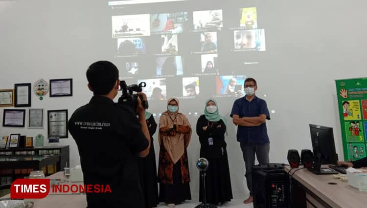 Belajar Jurnalistik, Pelajar SD di Gresik Dilatih Teknik Membaca Berita