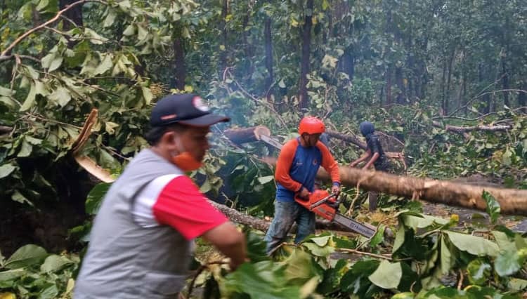 Angin Kencang Porak Porandakan Rest Area di Sumawe Kabupaten Malang