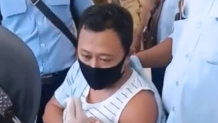 Viral di Medsos, Video Pria di Lamongan Ketakutan Saat akan Disuntik Vaksin Covid-19