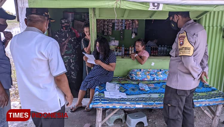 Aparat Gabungan Tertibkan Warung Remang-remang di Ujungpangkah