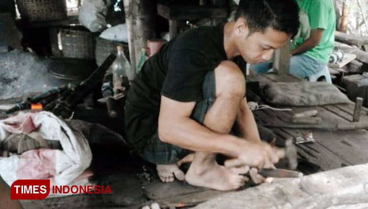 Pengrajin Golok di Pangandaran Pertahankan Kualitas dan Ciri Khas