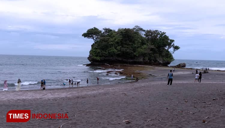 Abadikan Perjalanan Wisata dengan Berfoto di Pantai Madasari Pangandaran