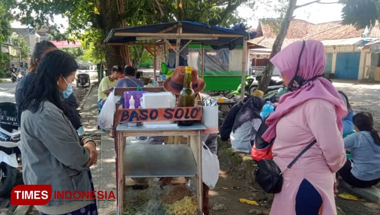 Ulet Mengais Rezeki, Warga Wonogiri Jual Bakso Pikul di Pangandaran