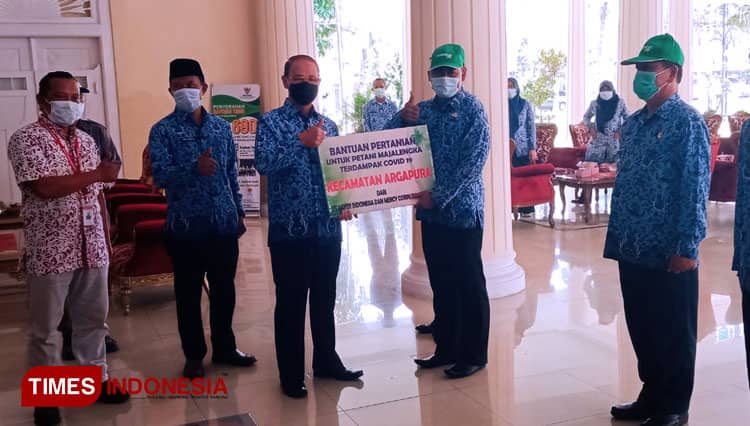 Petani Terdampak Covid-19 di Majalengka Dapat Bantuan Paket Pestisida