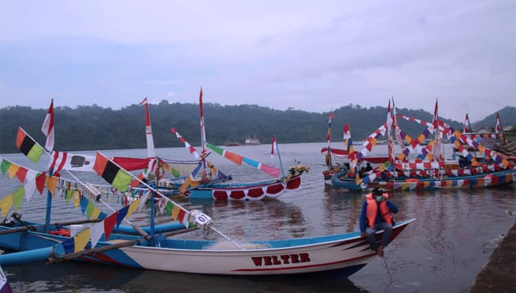 Jelang HUT ke-165 Kabupaten Cilacap, Puluhan Perahu Nelayan Ikut Lomba