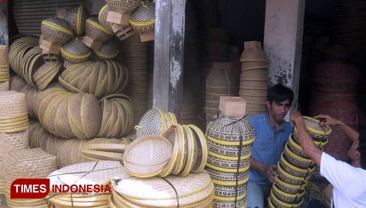 Anyaman Bambu Majalengka Bertahan dari Serbuan Perabotan Plastik