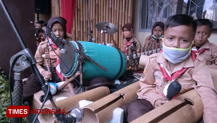 Anak Milenial Ciamis Mainkan Dongkur, Alat Musik Tradisional yang Mulai Terlupakan