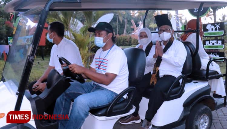 Keliling Wisata Akbar Zoo, Wabup Banyuwangi Sugirah Naik Mobil Listrik Minimalis