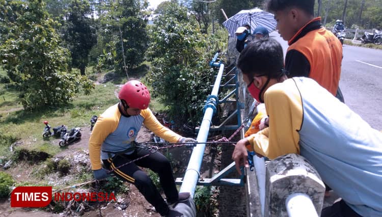 Siswa Pecinta Alam di Jember Isi Waktu Ngabuburit Sambil Repling