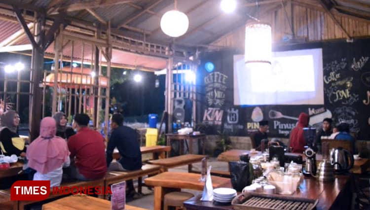 Ngopi Asik Bernuansa Klasik di Kafe Terminal Songgon Banyuwangi
