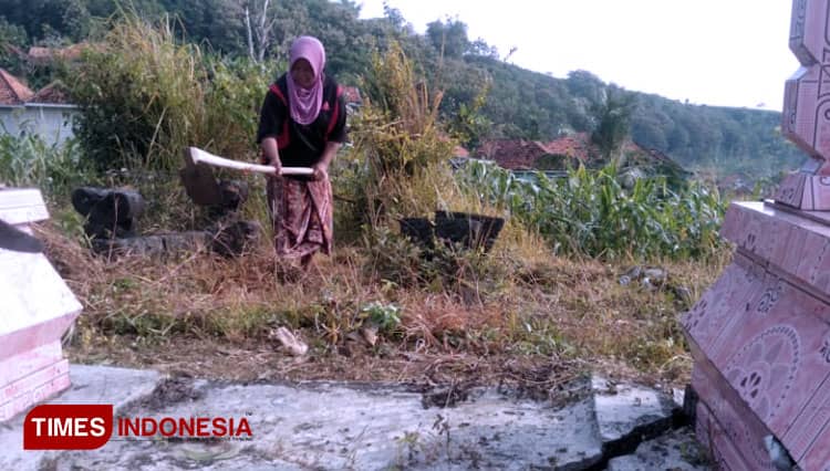 Tradisi Kosar Makam Setelah Shalat Idul Fitri