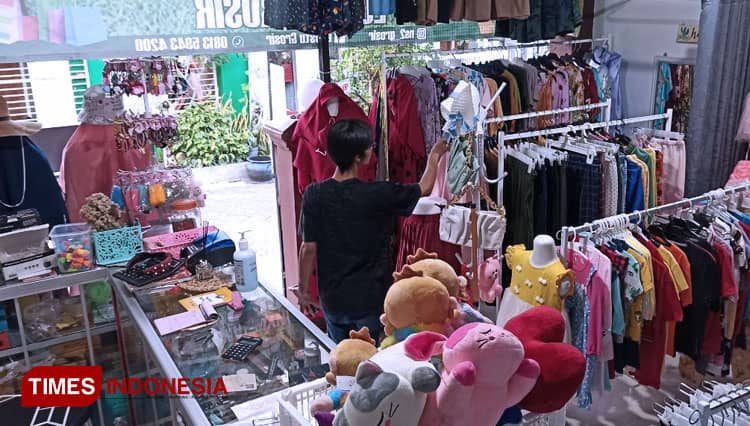 NS2 Grosir Banyuwangi, Sulap Teras Rumah Jadi Ladang Bisnis Beromzet Fantastis