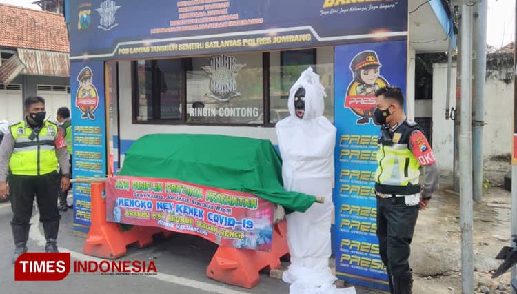 Pasang Pocong di Pinggir Jalan, Cara Polres Jombang Ingatkan Bahaya Covid-19