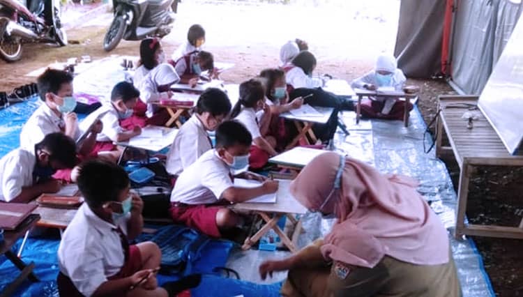 Korban Gempa Malang, Murid SDN 1 Sumbertangkil Ujian di Tenda Pengungsian