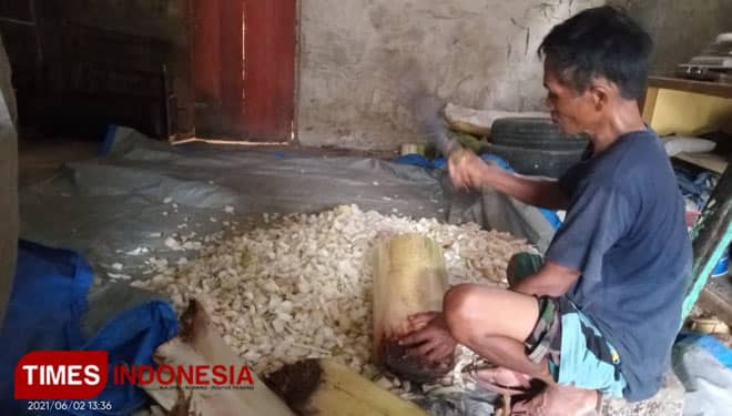 Pemuda Tani Tasikmalaya Manfaatkan Limbah Batang Pisang untuk Pakan Ternak