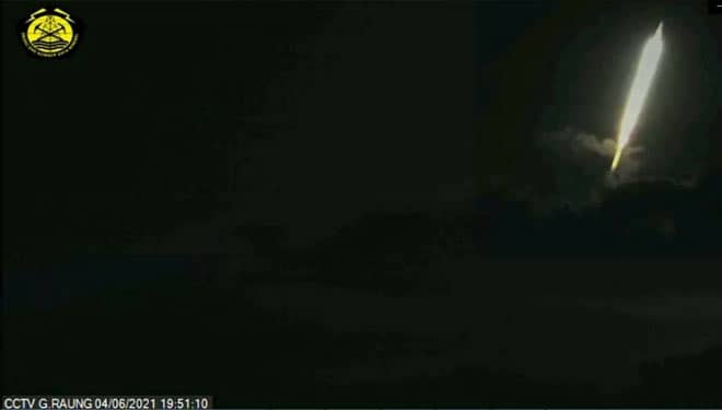 Kilatan Cahaya dan Suara Dentuman Misterius Tertangkap dari Gunung Raung