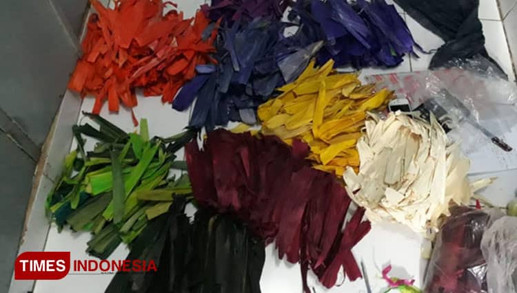 Pemilik D&D Handycraft Probolinggo Sulap Limbah Kulit Jagung Jadi Tempat Tisu Bernilai Ekonomi
