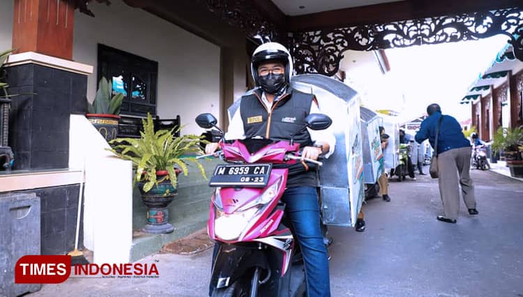 Bupati Pamekasan Naik Motor Bawa Rantang, Ternyata Ingin Menyuapi Lansia 