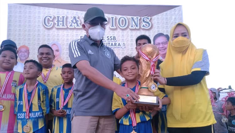 Tutup Festival SSB se-Malut, Alien Mus Serahkan 1000 Bola