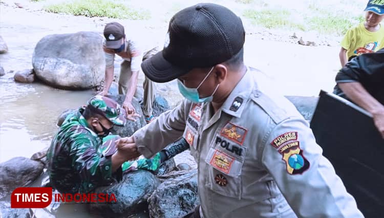 Prajurit TNI Ini Terjerambab saat Bantu Siswa Menyeberang Sungai untuk Sekolah