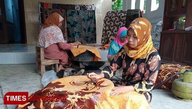 Di Tengah Pandemi, Perajin Batik Pamekasan Tetap Membatik 