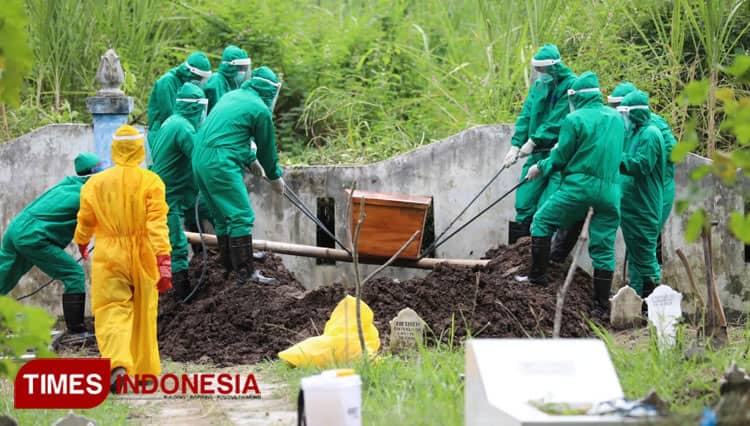 Satu Hari, 100 Jenazah di Surabaya Dimakamkan secara Protokol Covid-19
