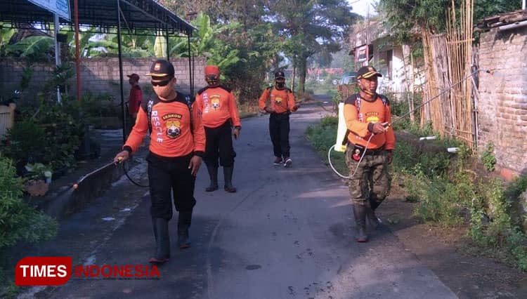 Cegah Covid-19, Relawan Senkom Klaten Semprot Disinfektan di Pemukiman
