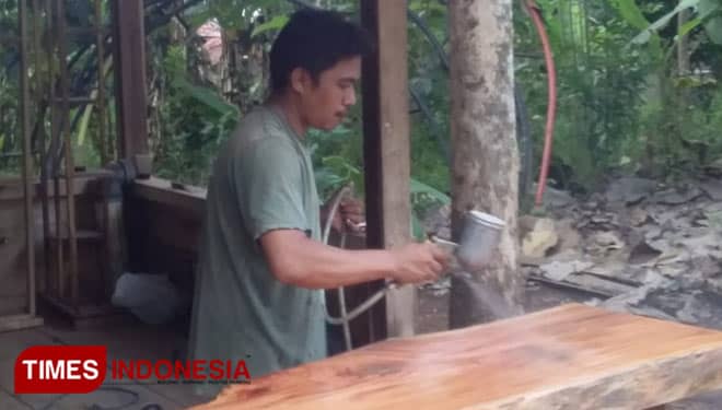 Pandemi Tak Halangi Pemuda Asal Kota Banjar ini Kembangkan Kerajinan Meubeler
