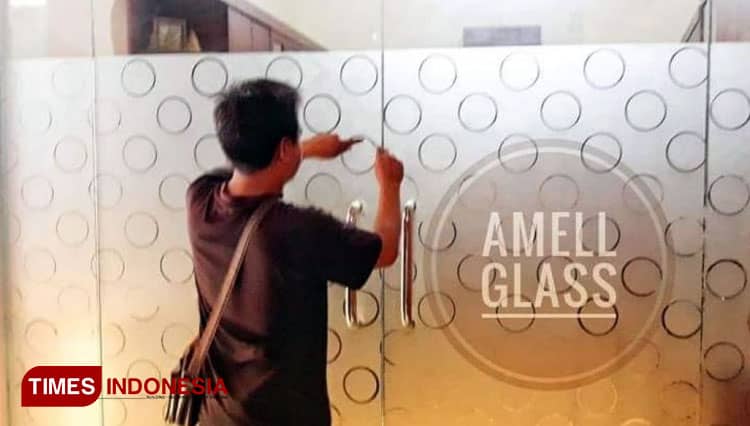 Amell Glass Decorative Glass from Probolinggo, A Perfect Touch for A Palace-Like House Facade