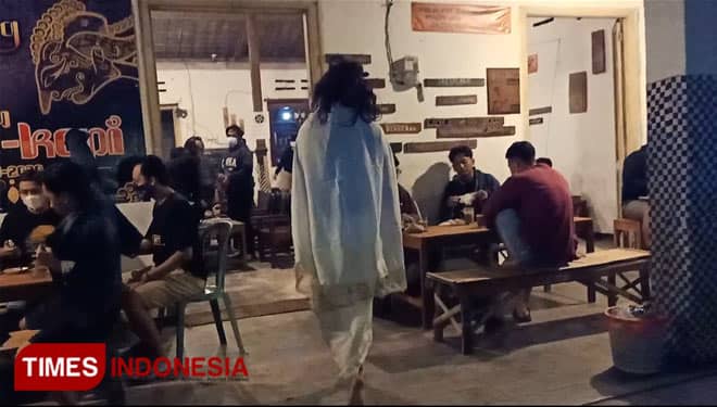 Kuntilanak Bubarkan Kerumunan di Warkop