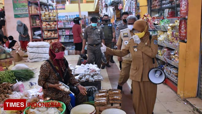 Kunjungi Pasar Muktisari, Wali Kota Banjar Ingatkan Prokes ke Pengunjung dan Pedagang