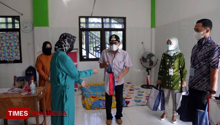 Bupati Banjarnegara Kunjungi Nakes dan Pasien Covid-19