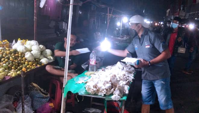 PPKM Darurat, Komunitas Mobil BMW di Jember Ini Ajak Pedagang Pasar Pakai Masker