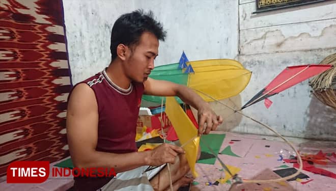 Pemuda Ngawi Raup Jutaan Rupiah dari Jual Layangan Bapangan
